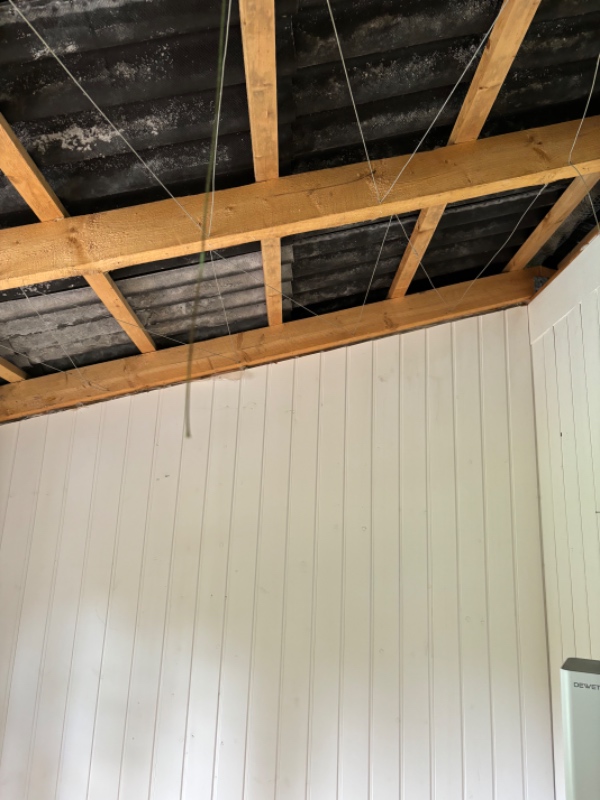 Isolering og brædder i soveværelse