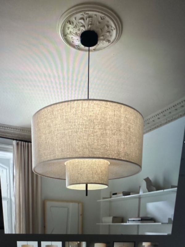 Opsætning af to lamper og samle et Ikeaskab