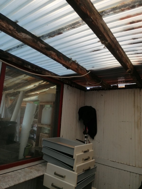 Tage trapezplader ned på carport og udhus og en lille overdækket i forlængelse af udhus, samt udski