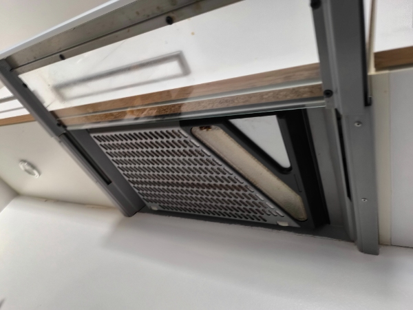 Reparation af køkkenhane, toilet, emhætte