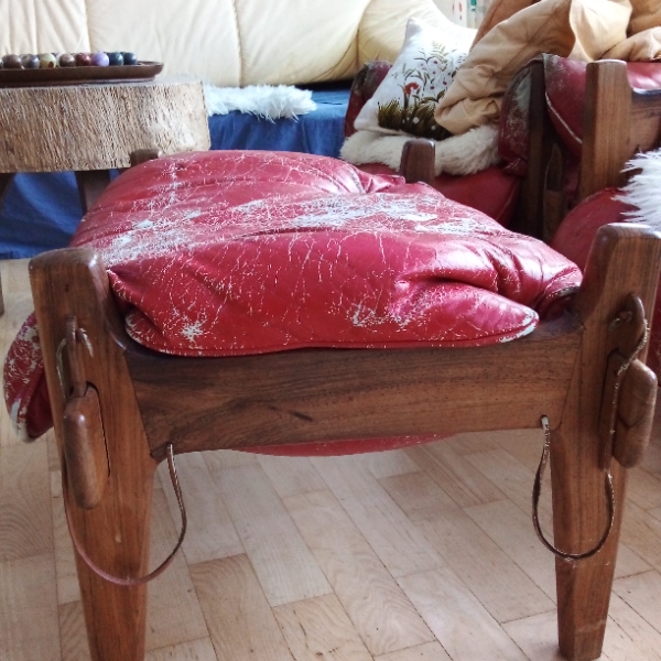 restauration af laeder sofa fra Brasilien med trae af god kvalitet
