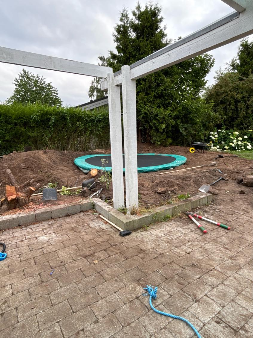 Rydning af bed og jord efter nedgravning af trampolin. Jord skal bortskaffes.