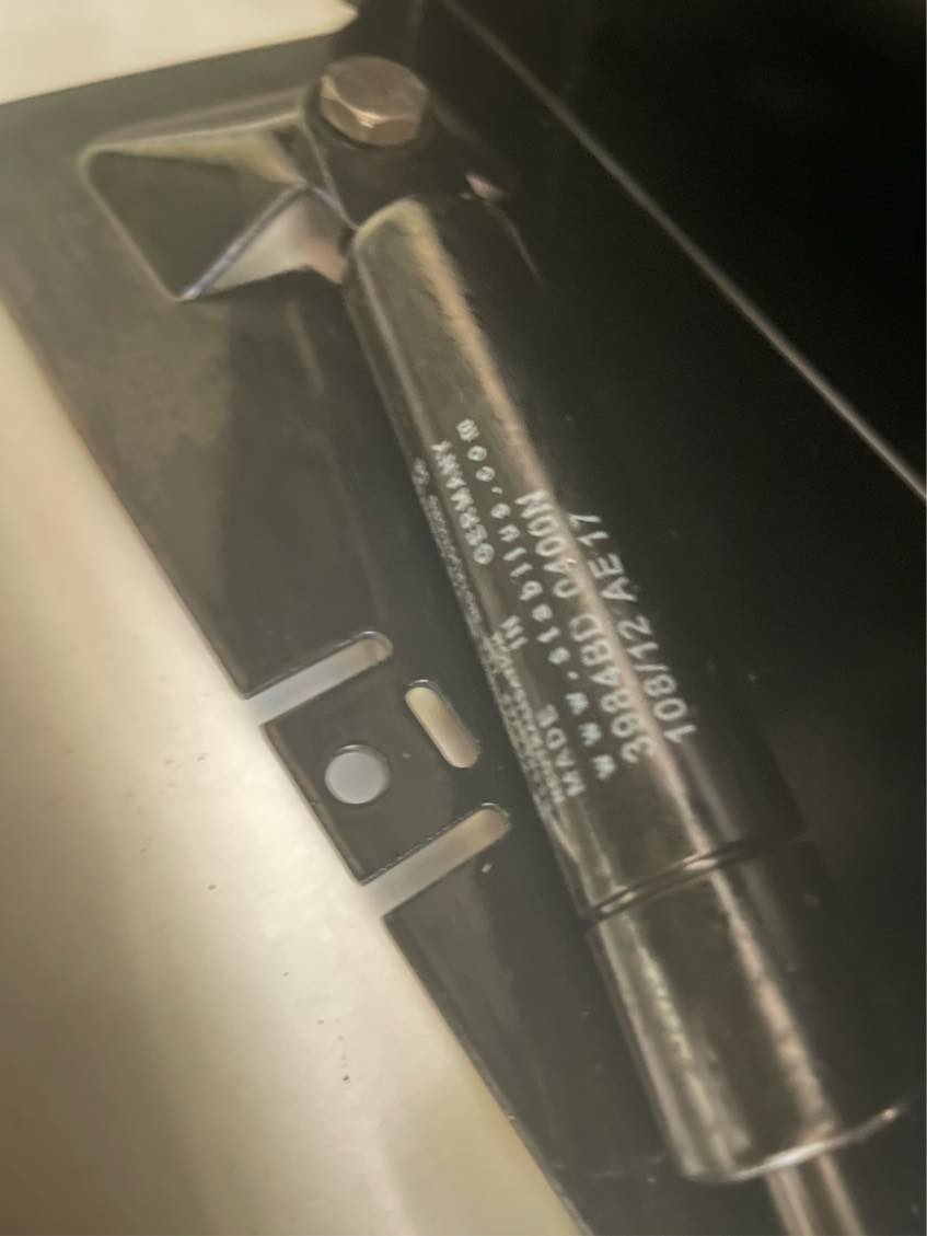 Udskiftning af to gasfjedre i skabslåge