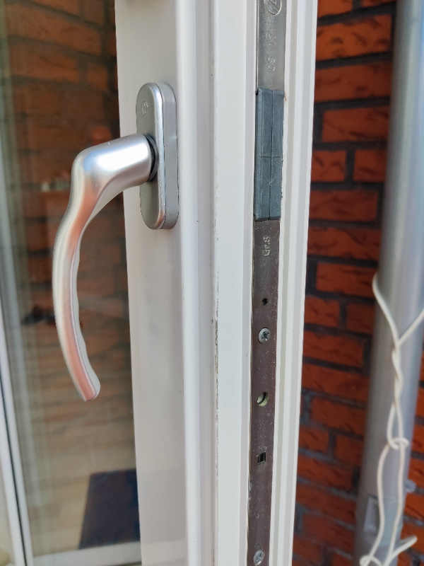 Terrassedør. Håndtag knækket.