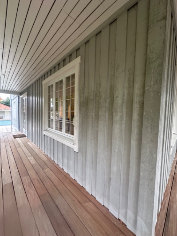 Vask af beskidte træflader på hus (3 vægge) samt 6 søjler og rækværk. 
