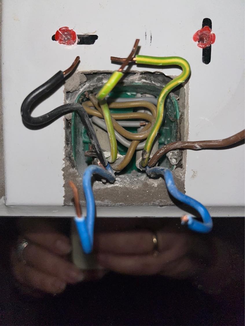 Skal sættes dæksel over lampe udtag og sættes lampe op