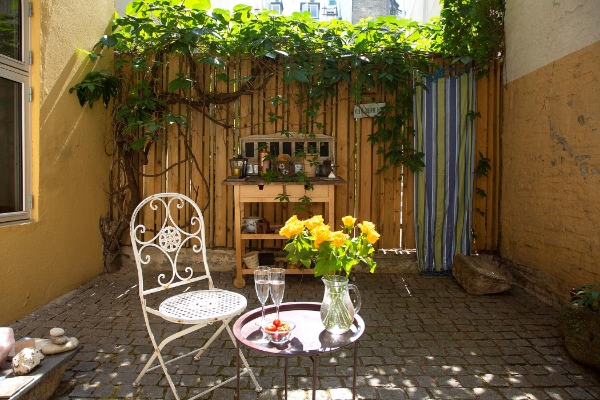 20m2 baggård med chausesten skal lægges om, da overfalden pt er ujævn og hælder. Stenene ligger der