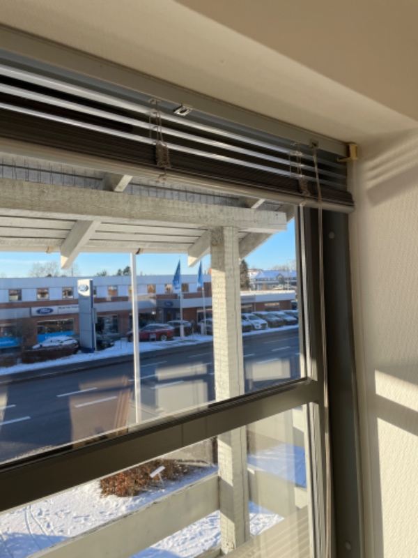 Ophængning gardinstænger og nedtagning persienner