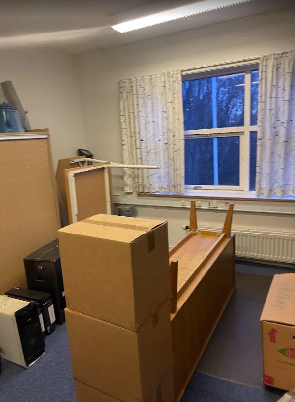 kontor lokaler ryddes og smides ud,
