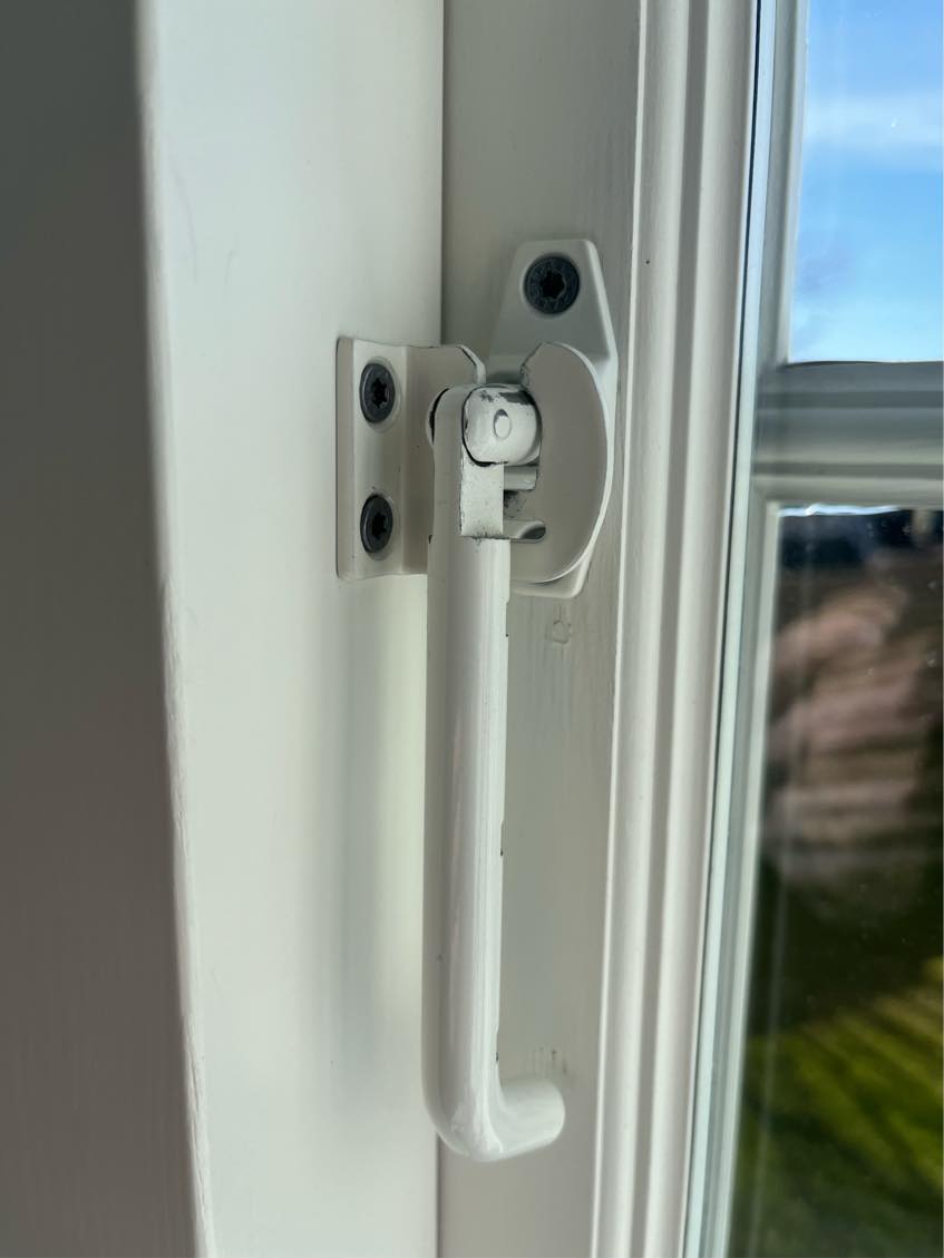 Sat stormkrog på vindue