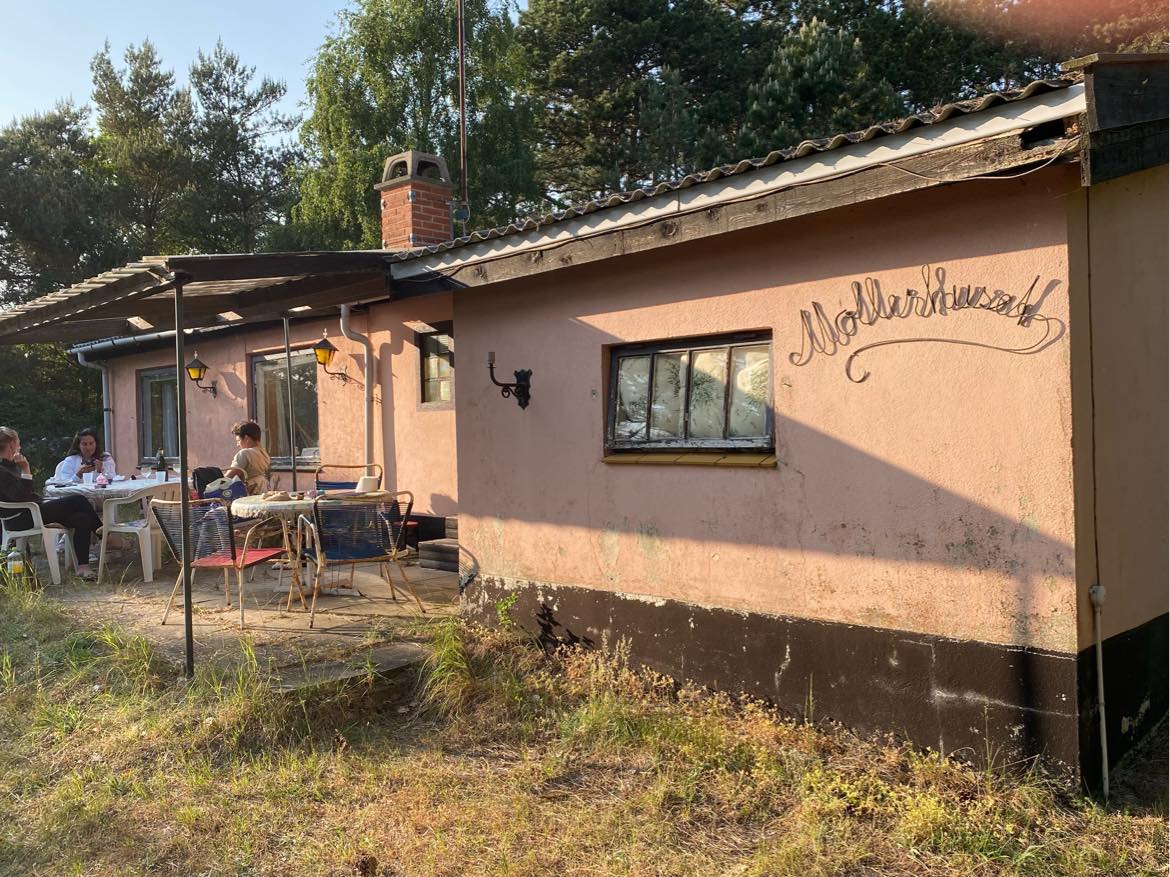 Maling og rep af facade som bedtår af pudset gasbeton.