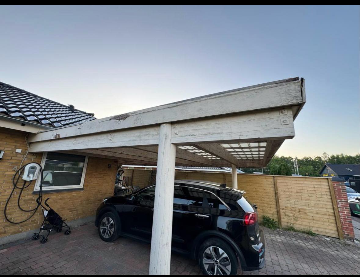 Nedrivning af carport og fjernelse af affald