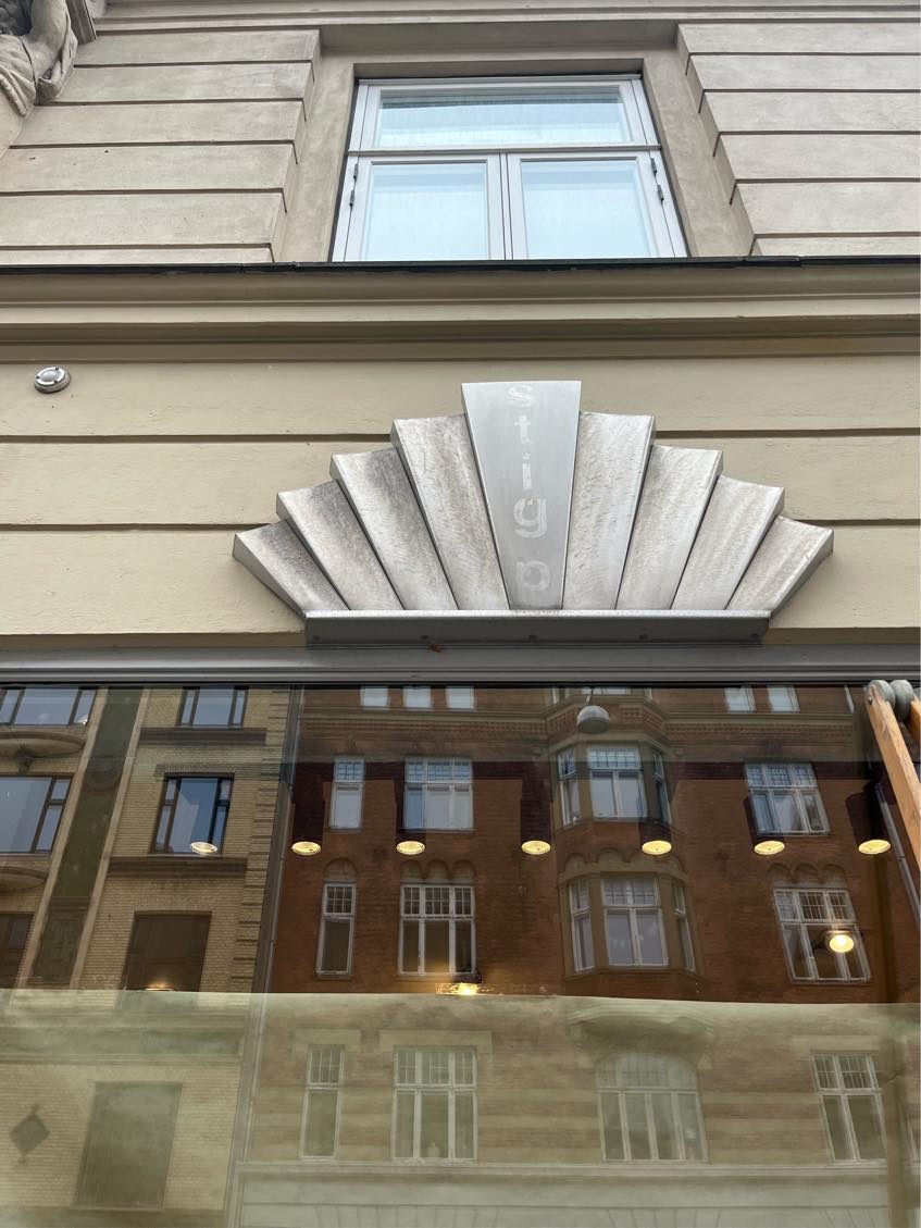 ned over butiksvindue i ca 3 meters højde.