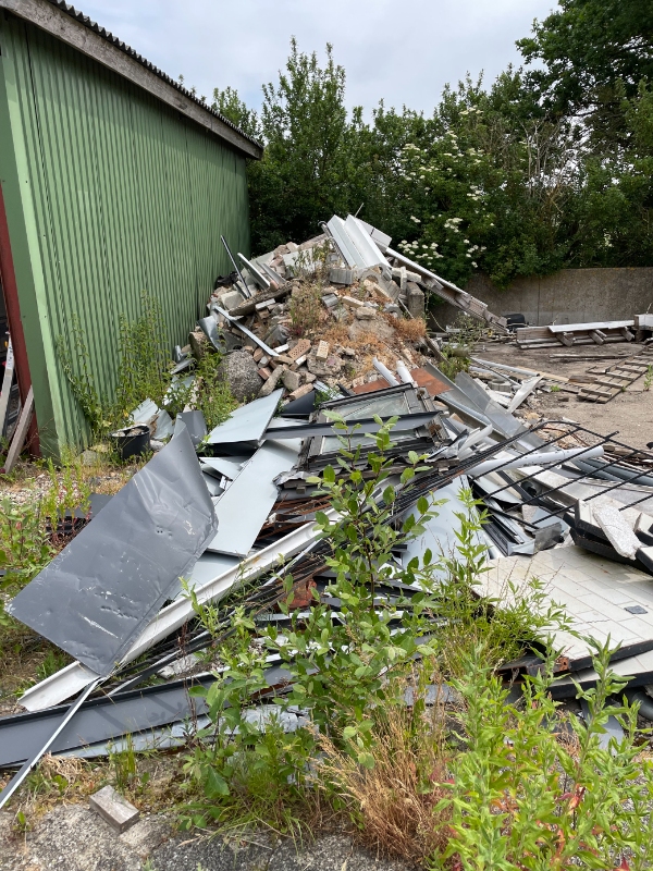 Fjernet overskydende byggematerialer og betonaffald