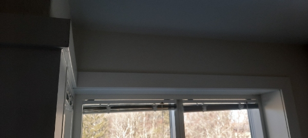 Hængt gardinskinner op over et vinkelvindue + dobbeltaltandør OG hænge to persienner op i altandør.