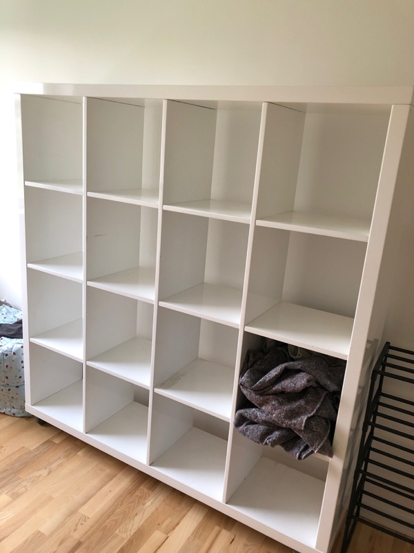 Skille rumdeler ad og bære til storskrald + nedtage gardiner og lamper