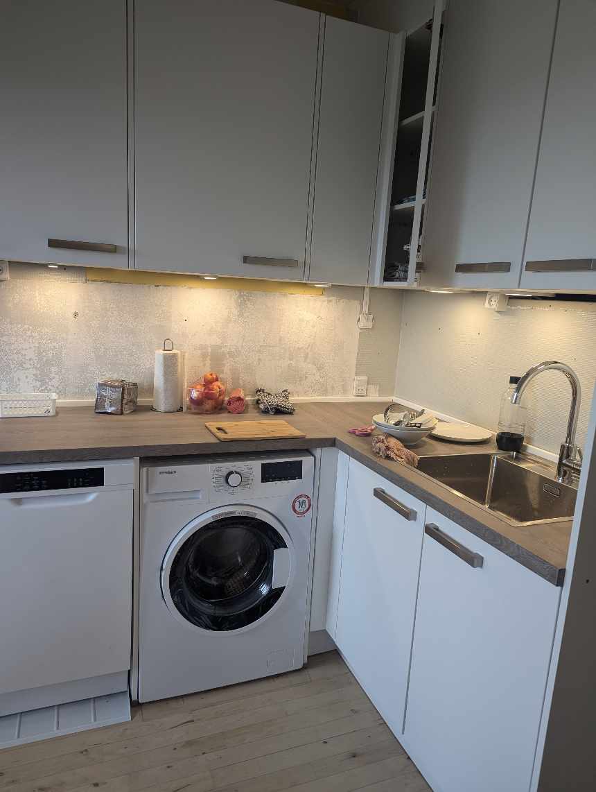 Opsætning af stænkplader, lidt malerarbejde og nye stikkontakter og afbrydere