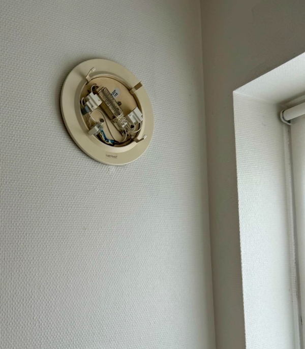 Udskiftning og opsætning af 2 lyskilder i badeværelset, samt udskiftning af eksisterende lyskontakt til lyskontakt med dæmpning.