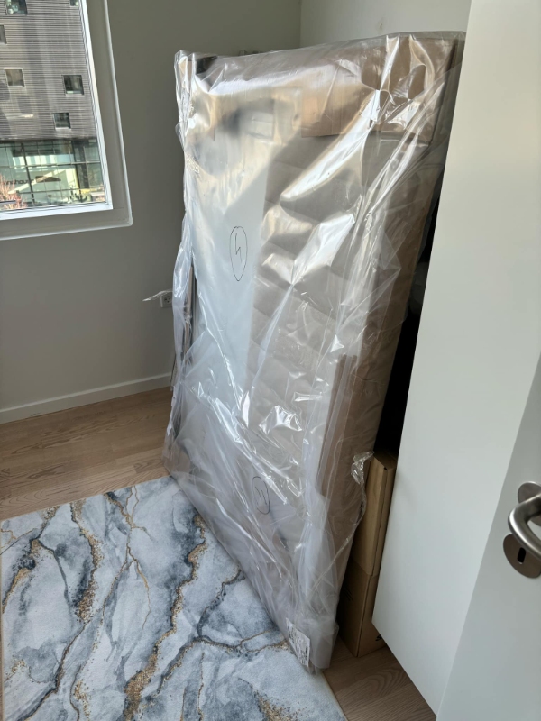 Samling af Seng + Samling af 2 TV Borde + Montering af 75" TV Paa Væg