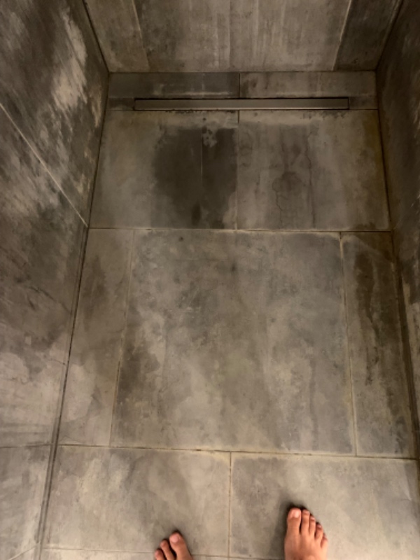 Rengøring af vores badeværelse. Det er primært fliserne der har fået hårdvand og fygningerne som skal rengøres.