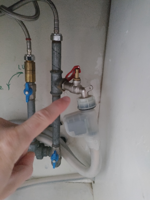 Installation af spulehane under vask i køkken