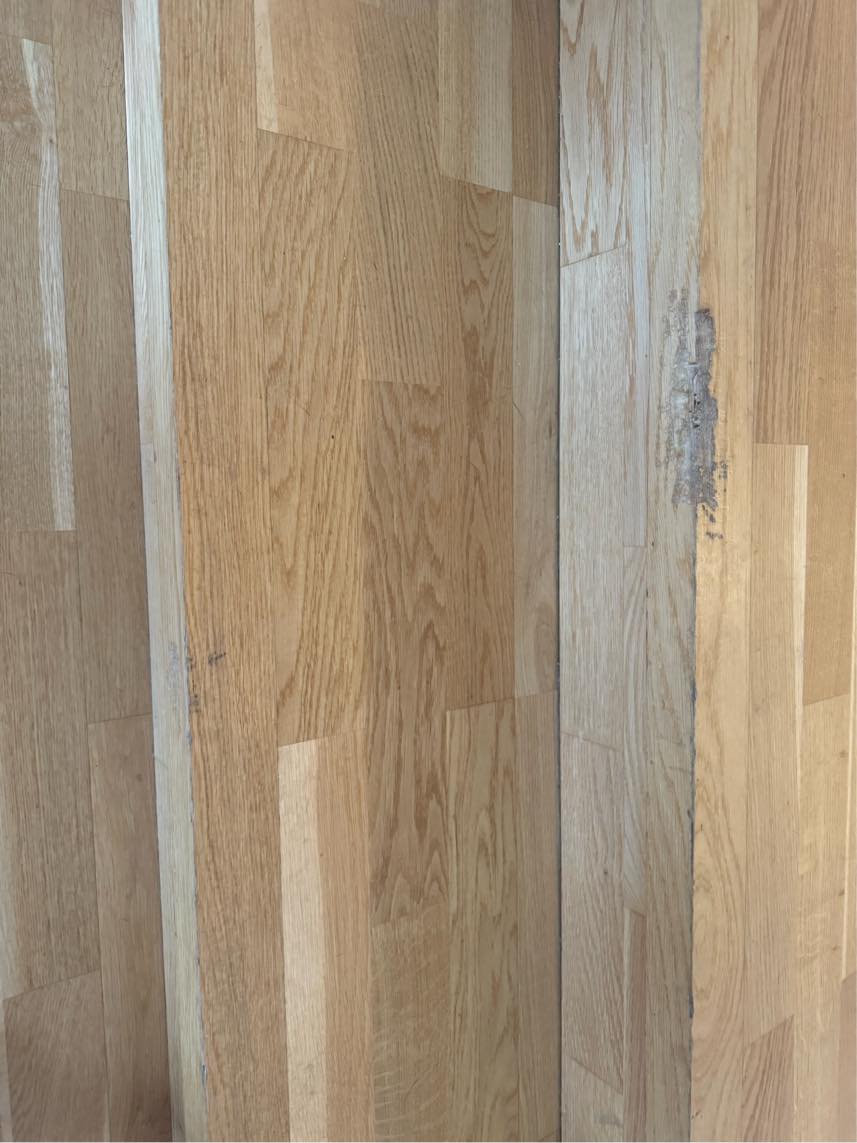 Hul i træppe og panel