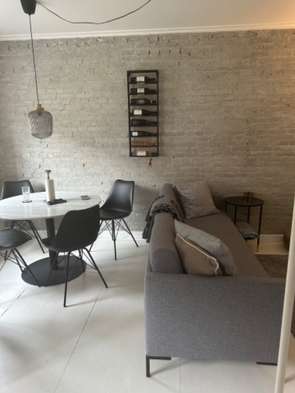 Rå murstensvæg skal pudses op så det kan blive en glat væg