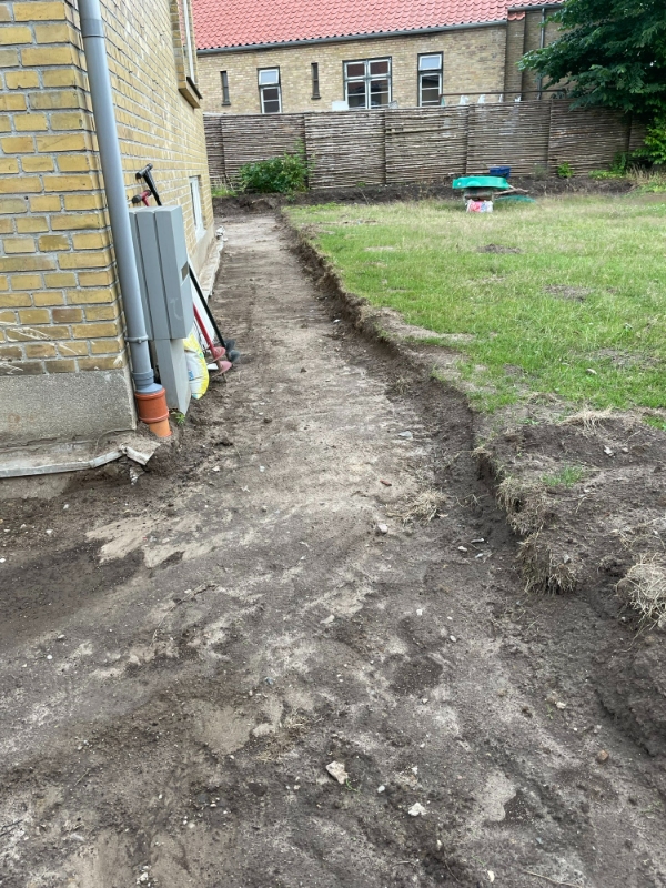 Grave 10 m3 grus (10cm over ca 80 m2) rundt om huset