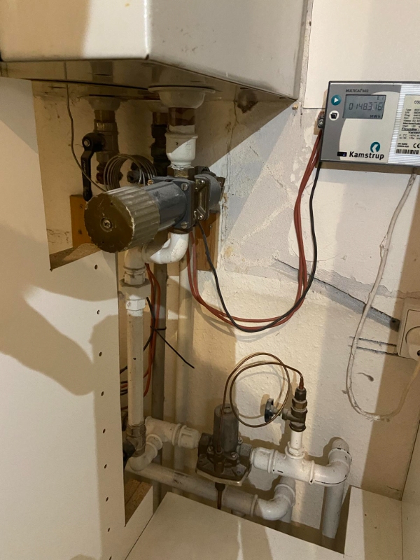 Fjernelse af varmtvandsbeholder og indkøb og opsætning af ny