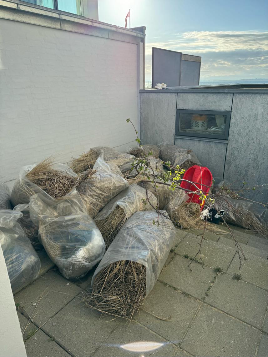 Bortkørsel af affald til genbrugsstation.