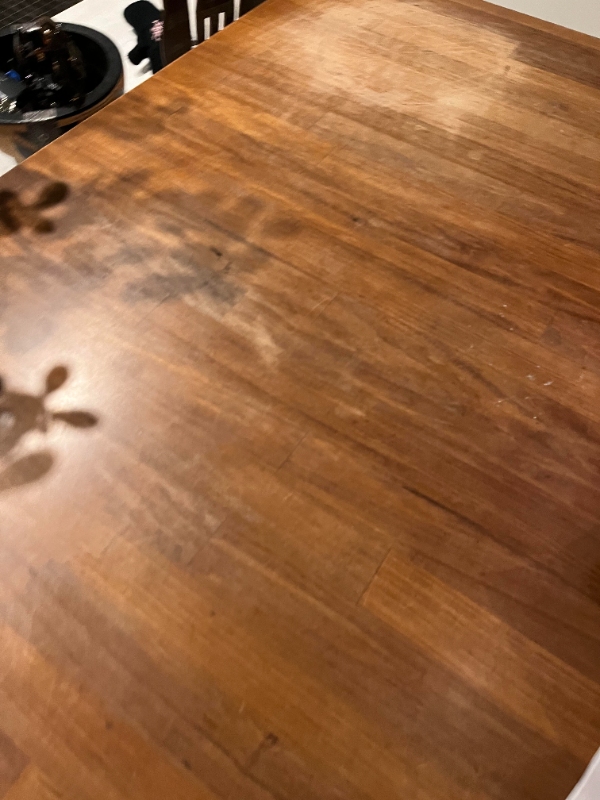 Lave skillevæg med garderobe en side og hylder bagside. Og høvle køkkenbordplade