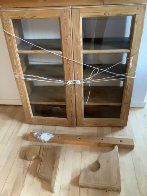 Opsætning vitrineskab, fjerne køkkenskab, vende køleskabsdør