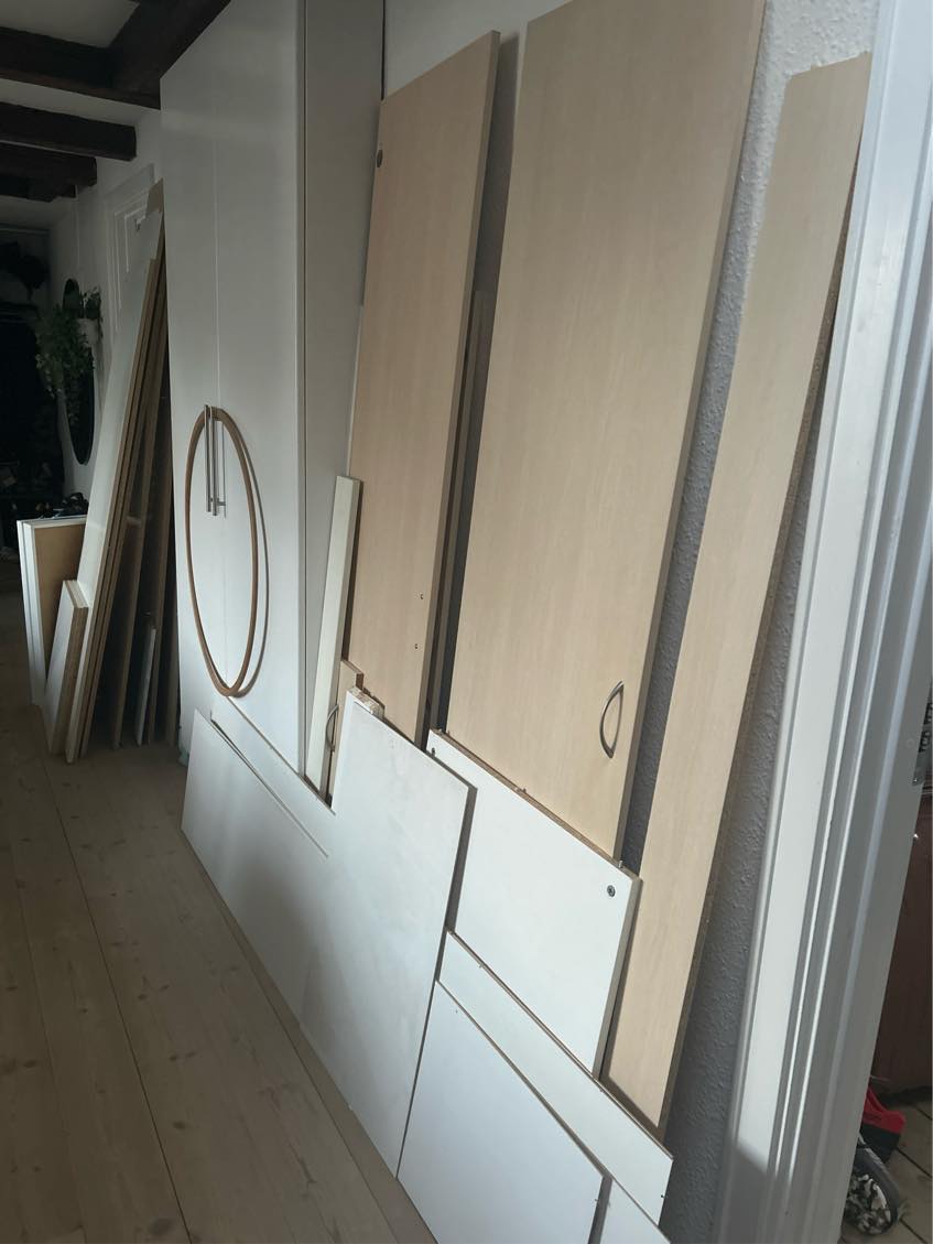 Kørt adskilt klædeskab og 8 affaldssække tøj på genbrugspladsen (det skal også bæres ned fra 4. Sal)