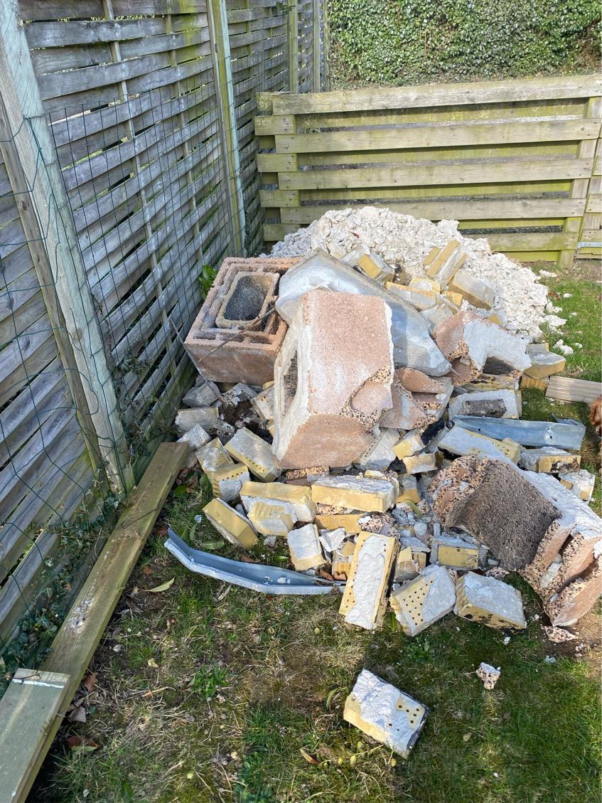 Skal have fjernet murbrokker, fliser, 2 store vinduer og lidt jord