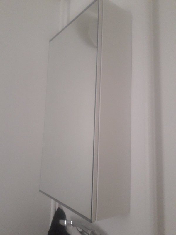 Skille 1ikea  klædeskab ad  Tage badeværelsesskab ned. Måske andre småting skues ned.