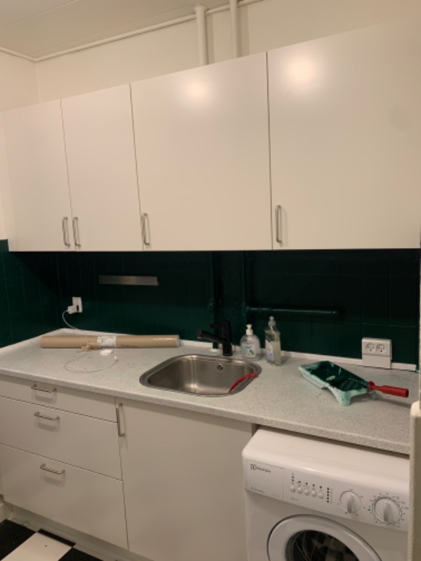 Lægge folie på køkkenbord