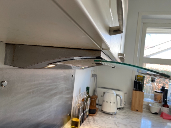 Afmontering og montering af en ny skabsintegreret emhætte