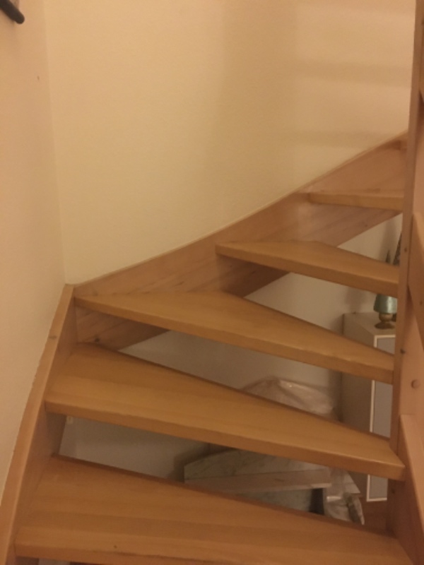 Hængt lampe op over trappe