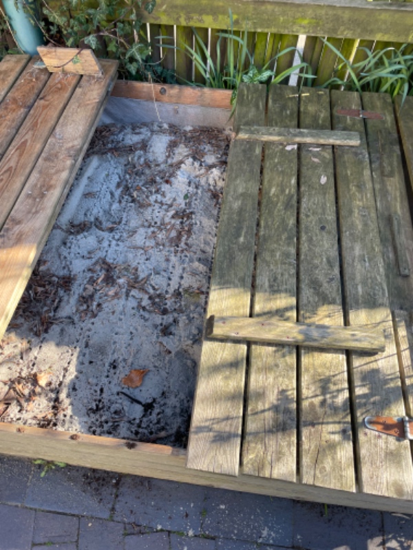 Fjerne og bortskaffe sandkasse samt beton stolper