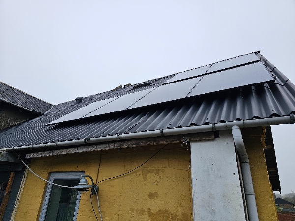 utæthed i tag, formentlig indækning eller lign ved tagvindue.