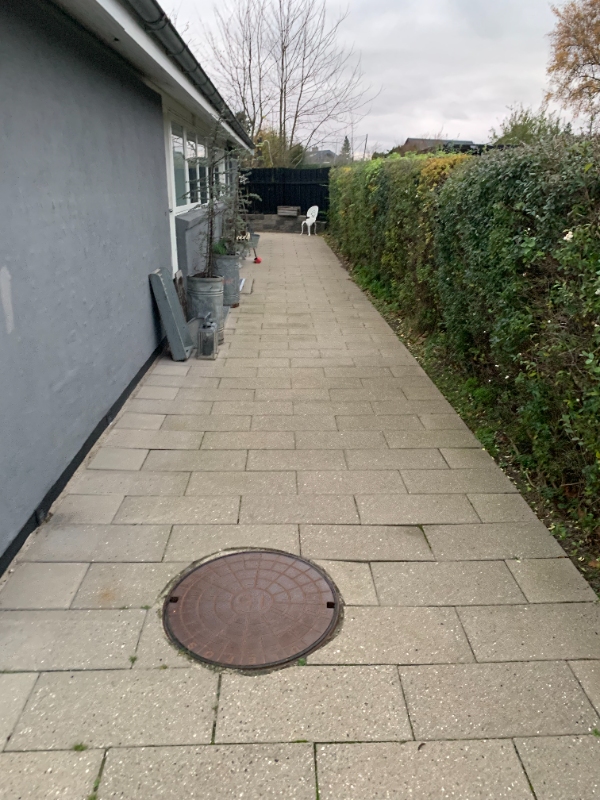 Først få etableret rigtig fald på eksisterende underlag og  lægning af sten