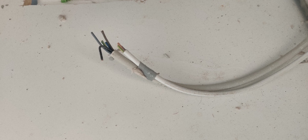 Stikkontakter til ovn og opvaskemaskine + tilslutning af induktion. Kabel er ført.