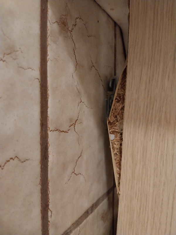 Samlet og opsat møbel med håndvask og samlet spegl.