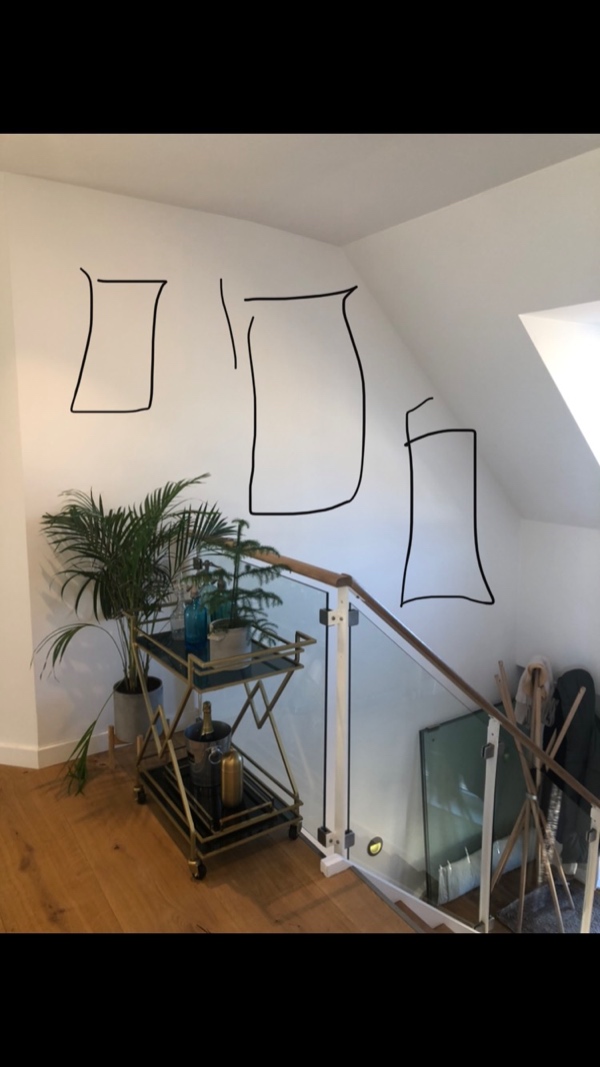 Ophængning af 5 billeder på væg ved trappe - kræver nok en multi-stige.