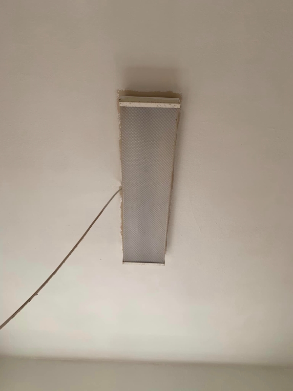 hængt 3 loftlamper op, sætte udtræksemhætte op og til, ny bordplade, skåret hul til vask/armatur.