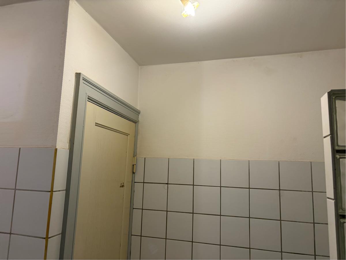 Opsætning af filt og efterfølgende maling på badeværelse