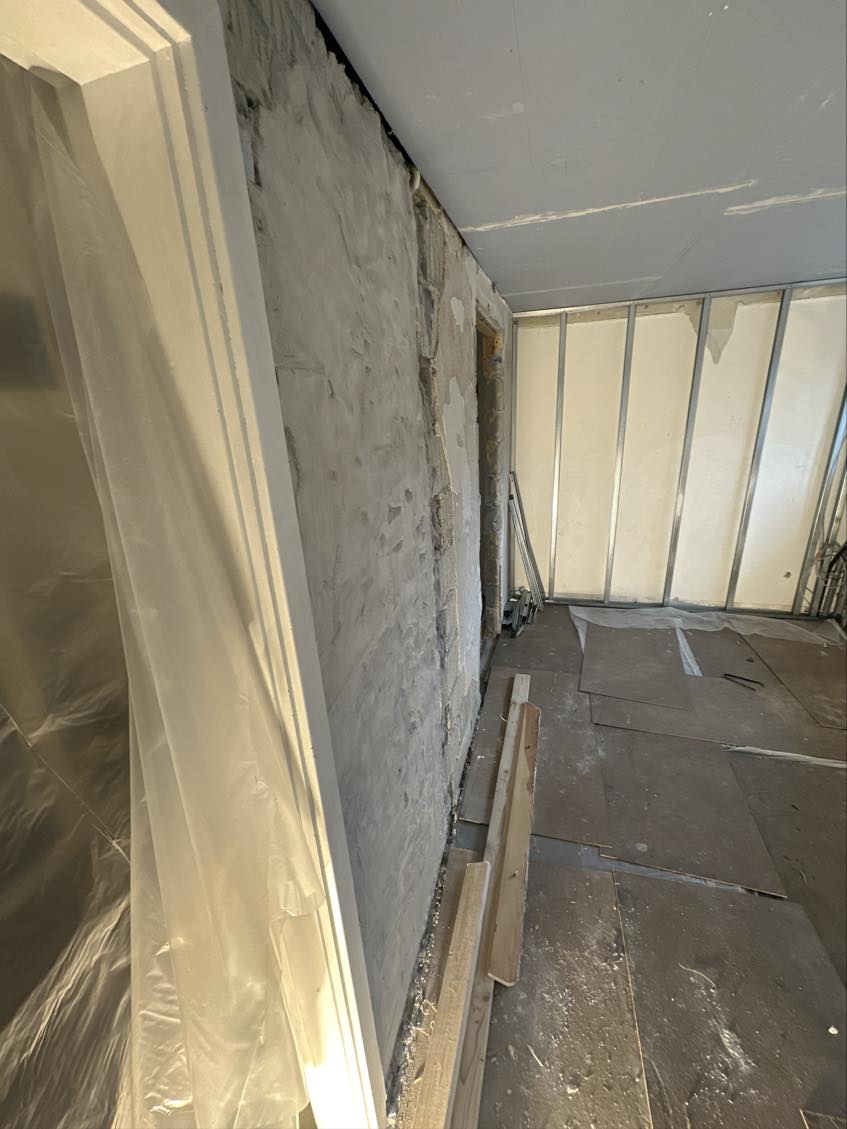 Pudsning af nogle vægge og lukke en hul med gasbeton