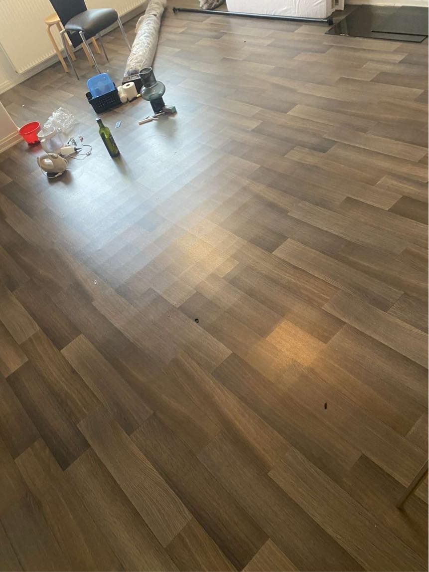 Hjælpe til at fjerne Vinylgulv og 2 lamper og gardin