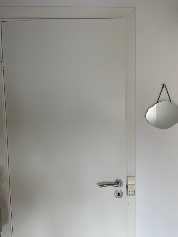 Tilretning/montering af 2 nye inderdøre der ikke kan lukkes, de er sat skævt i.