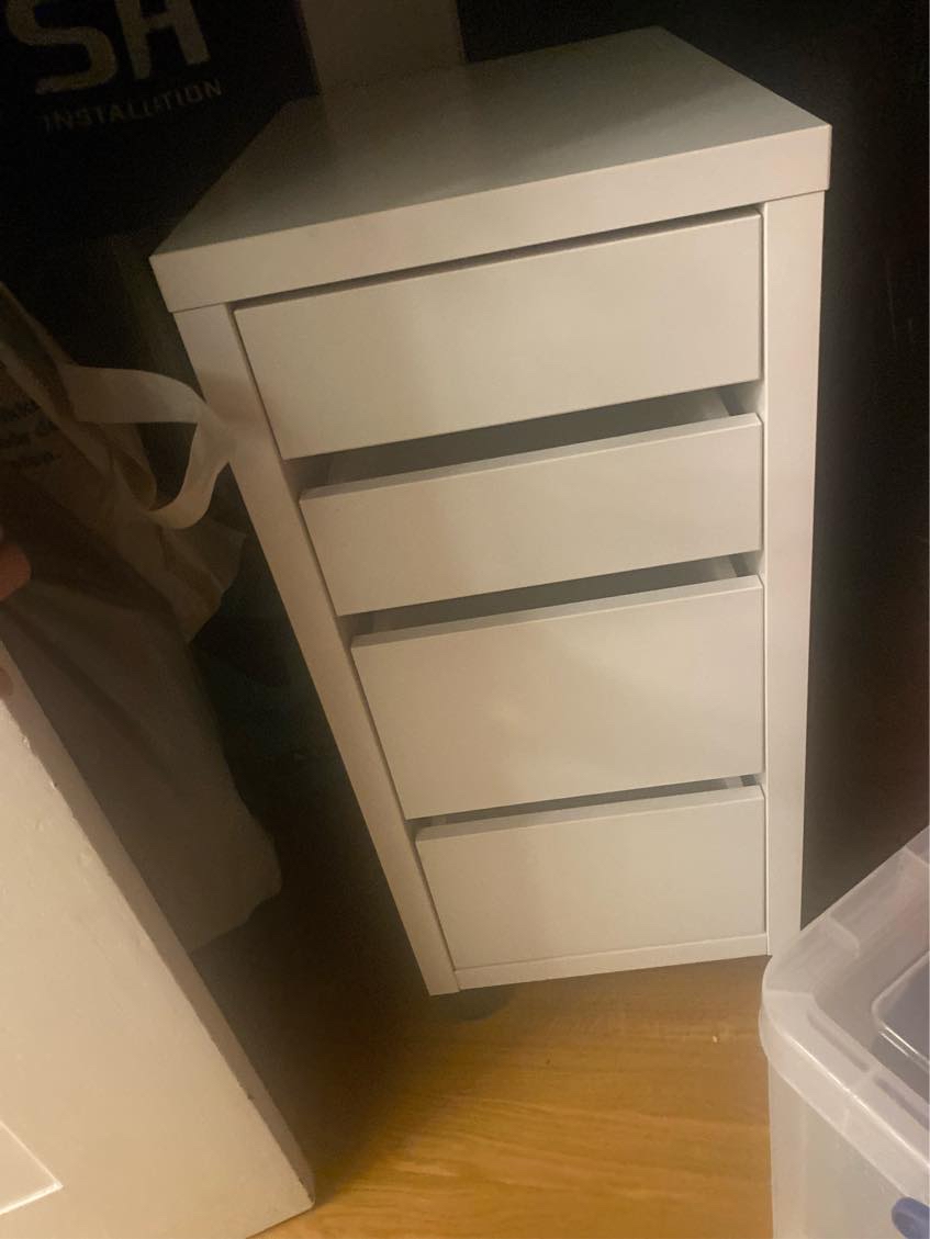 Seng og skuffedarium køres på genbrugspladsen